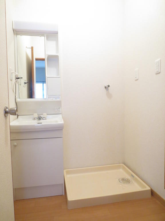 Washroom. Bathroom vanity ・ Indoor Laundry location