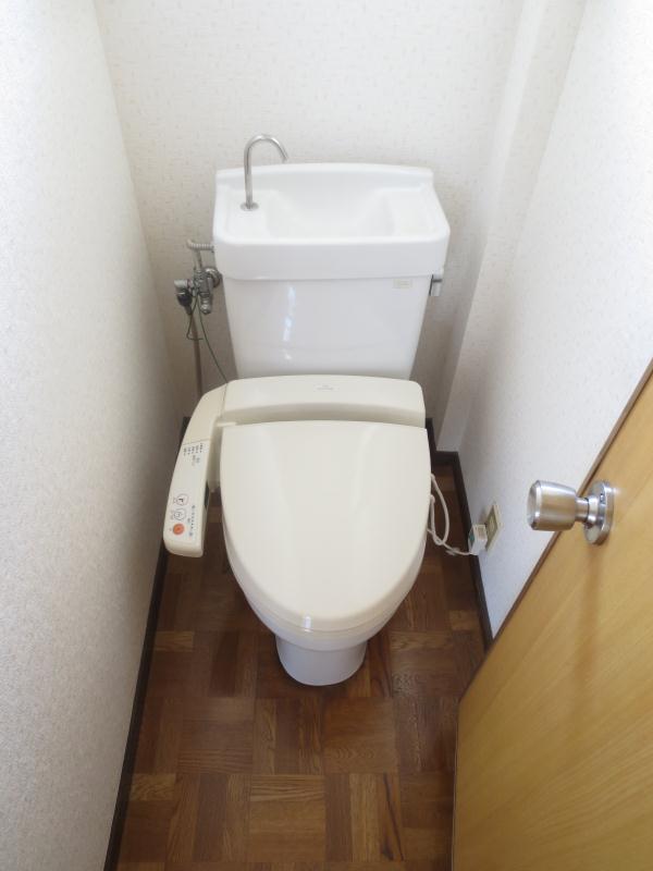 Toilet. Washlet toilet ・ With window