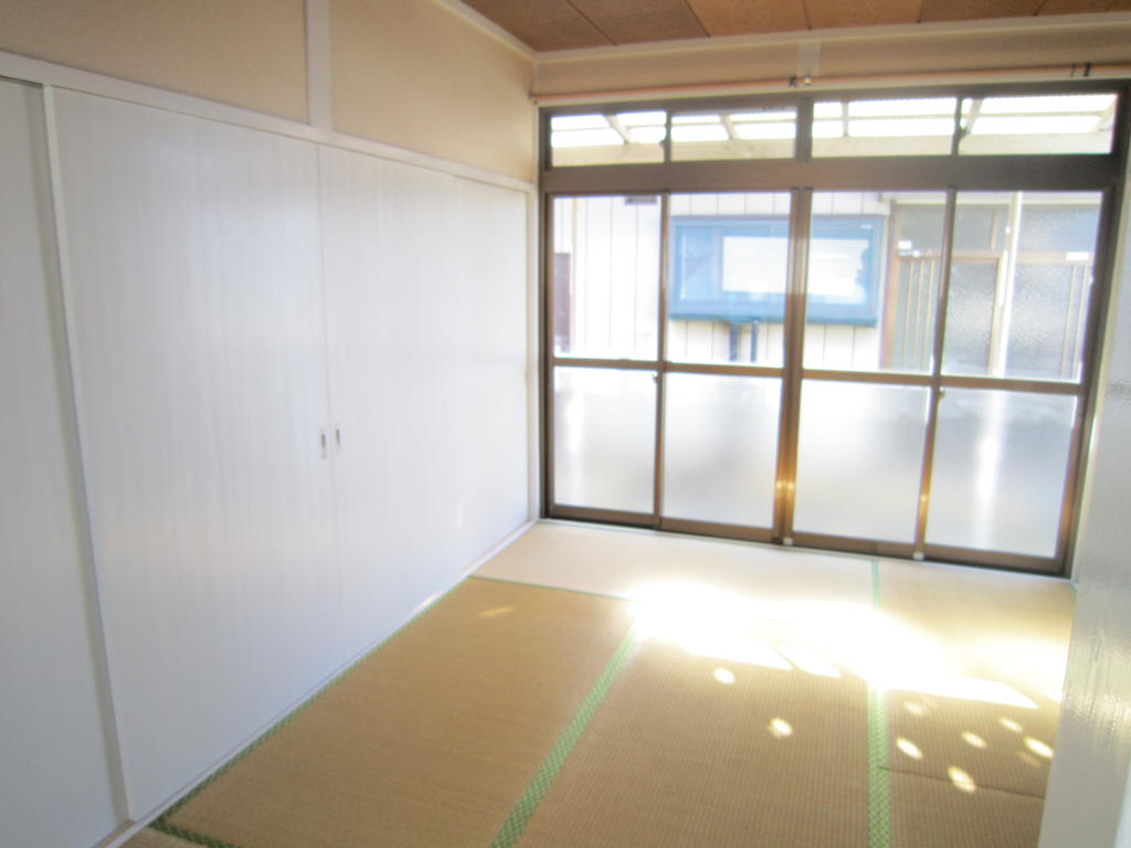 Living and room. Japanese-style room ・ It housed two places