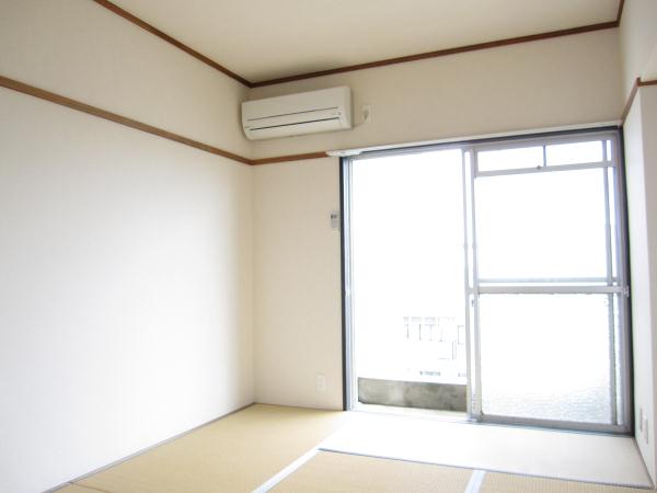 Living and room. Japanese-style room Air-conditioned
