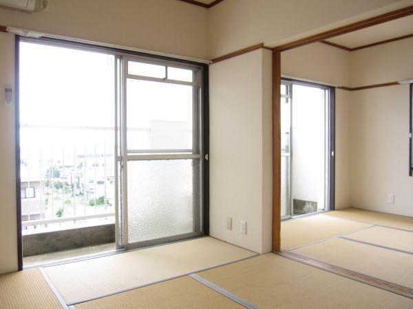 Living and room. Japanese-style room Japanese-style room Veranda window