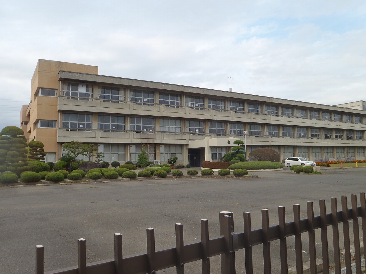 Primary school. 1200m to Hitachinaka Municipal Tabiko elementary school (elementary school)