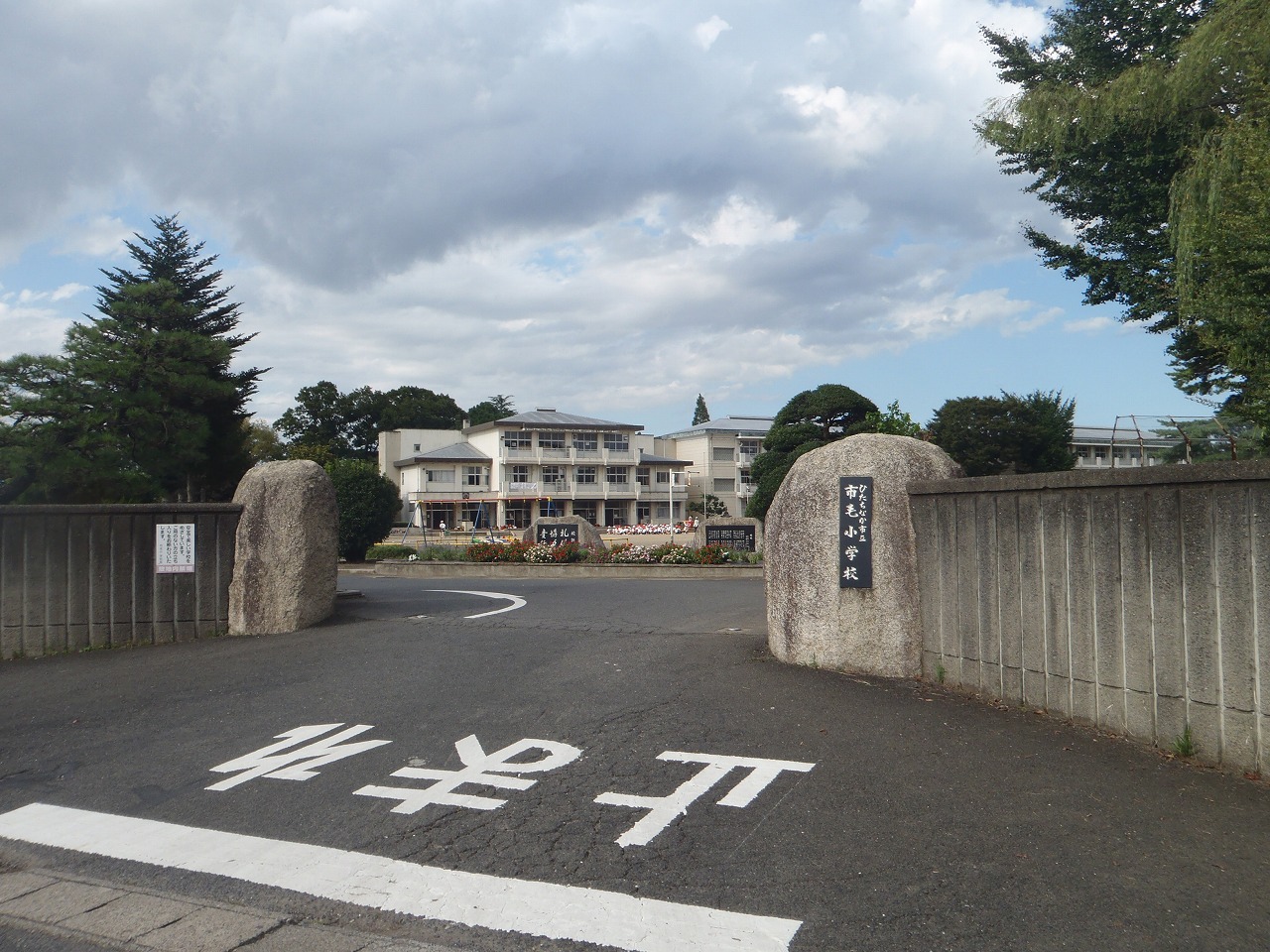 Primary school. 960m to Hitachinaka Municipal City hair elementary school (elementary school)