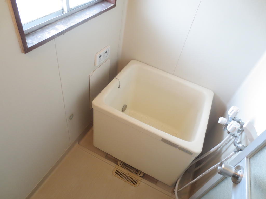 Bath. Additional heating with bus