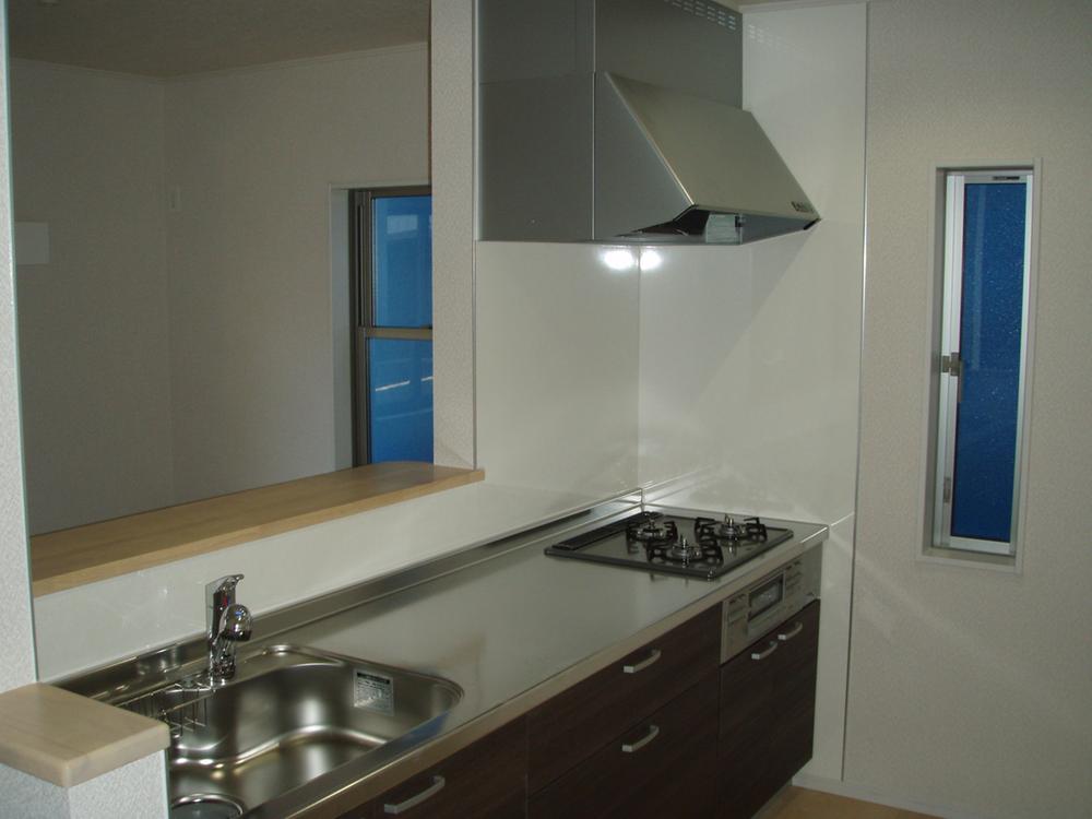 Same specifications photo (kitchen). Bright face-to-face kitchen