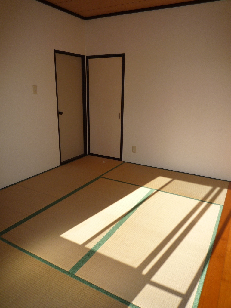 Living and room. South-facing Japanese-style room 6 quires