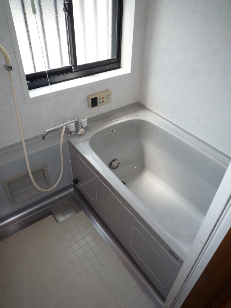 Bath. Small window + Reheating with function