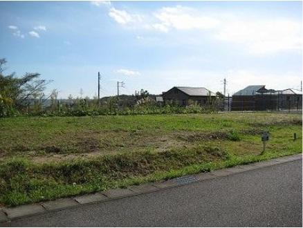 Local land photo. Local (10 May 2013) (photo from the east) shooting 95-2 compartment south side there is a difference in height because of the prefectural road planned site, There is a sense of open is a positive per good residential land.