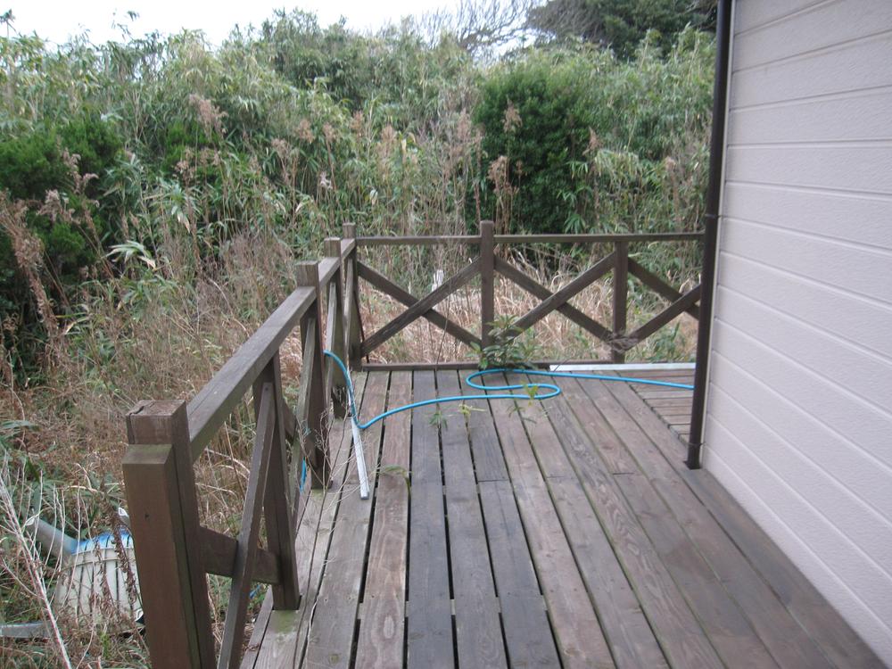 Garden. Wood deck