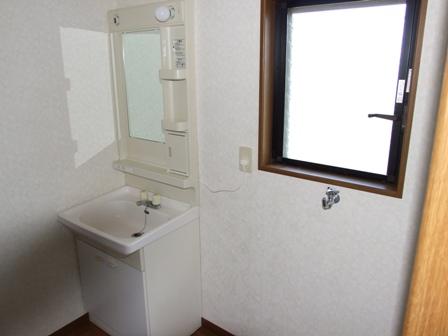 Wash basin, toilet. Basin undressing room + Laundry Area