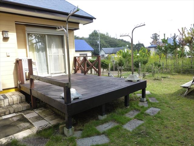 Local appearance photo. Boast of wood deck! 