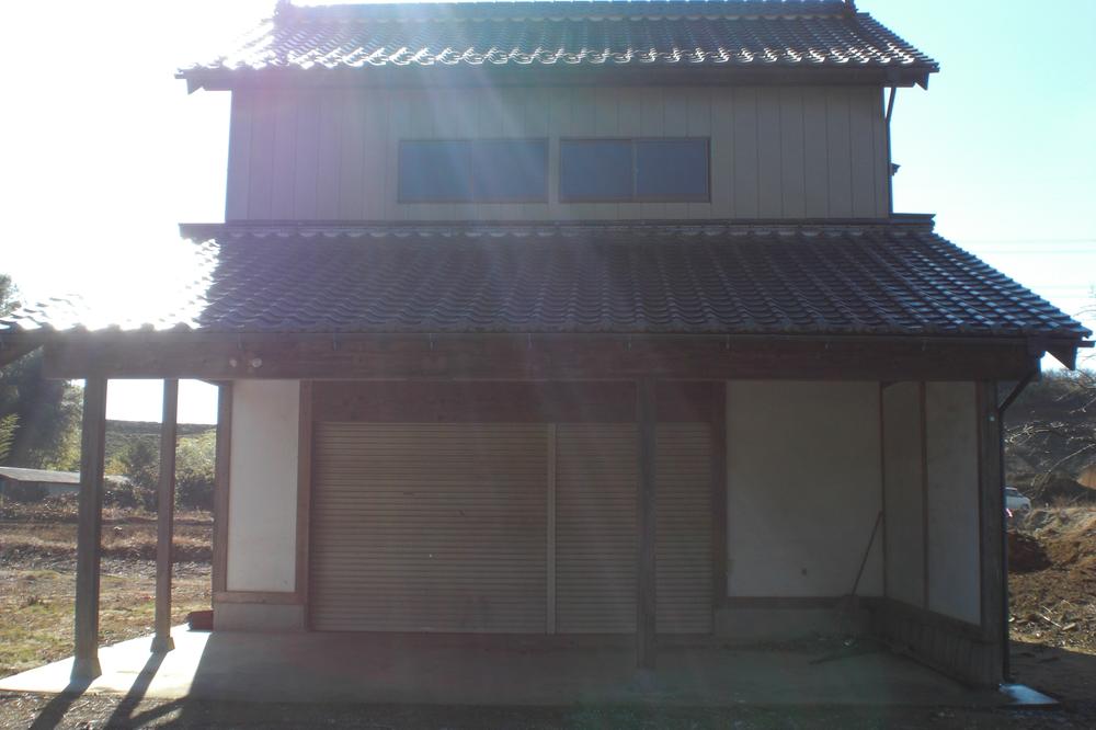 Local appearance photo. There is a storeroom with a garage. It is spacious and servant likely the main house