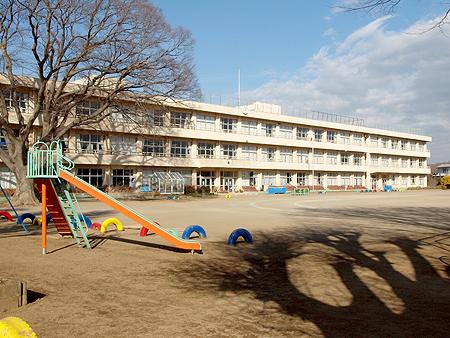 Primary school. Ami-machi 1785m to stand Hongo elementary school