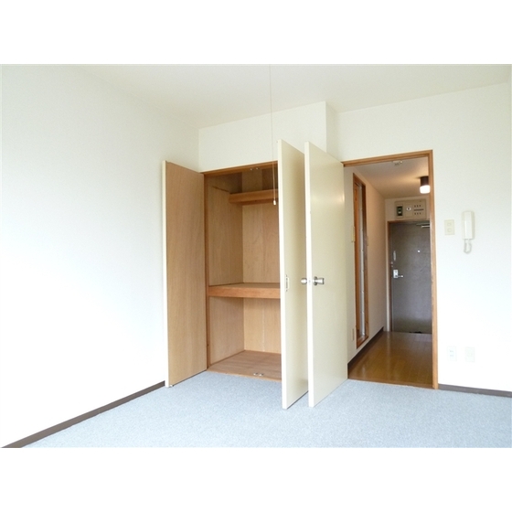 Living and room. Storage spacious sunny ◎