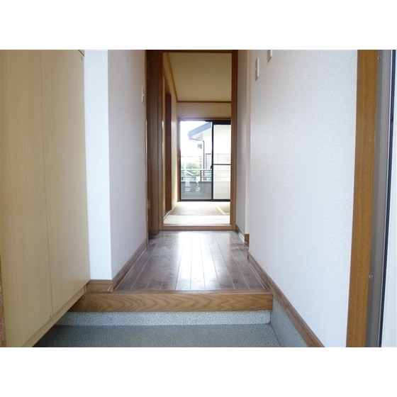 Entrance. Entrance → porch → room is good ◎