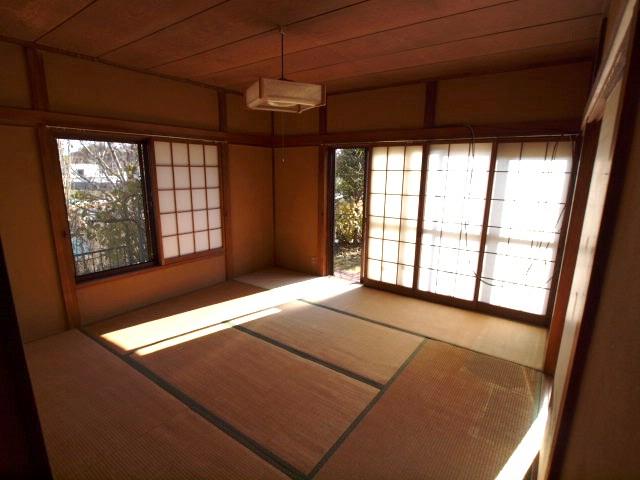 Non-living room. Indoor (12 May 2013) Shooting. First floor east side of the Japanese-style room 6 tatami. You can traverse the Western-style of the middle. 