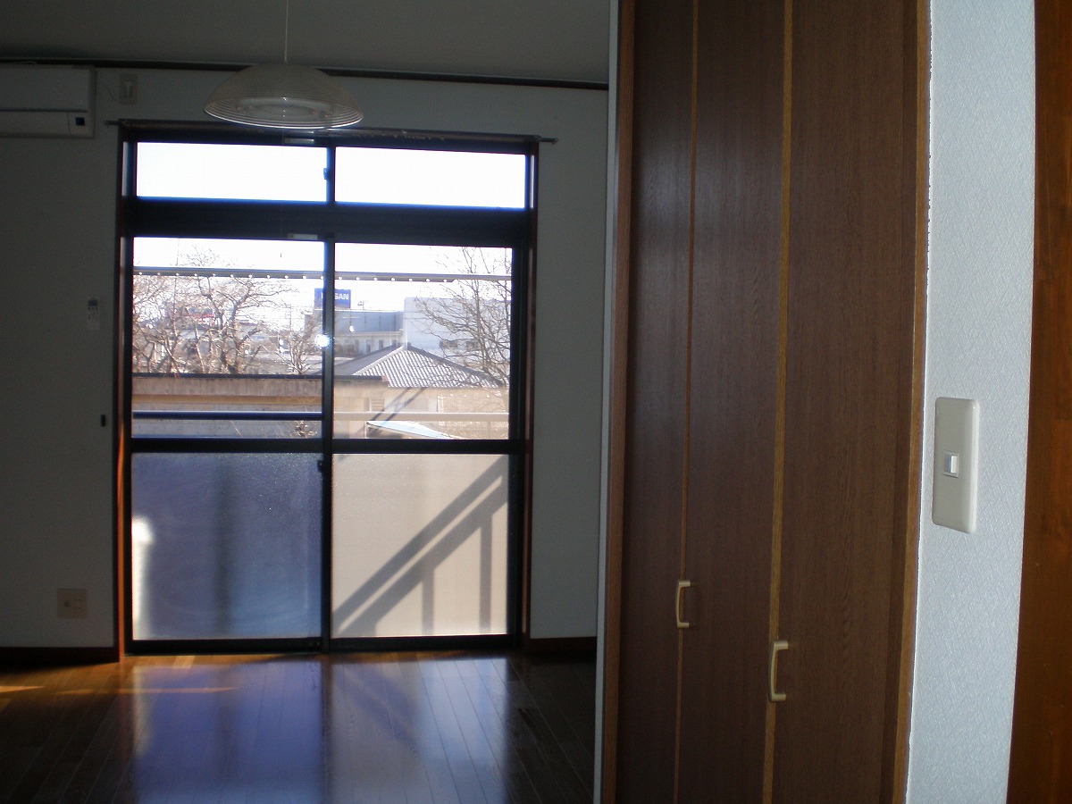 Living and room. Shoot the veranda side from the kitchen.
