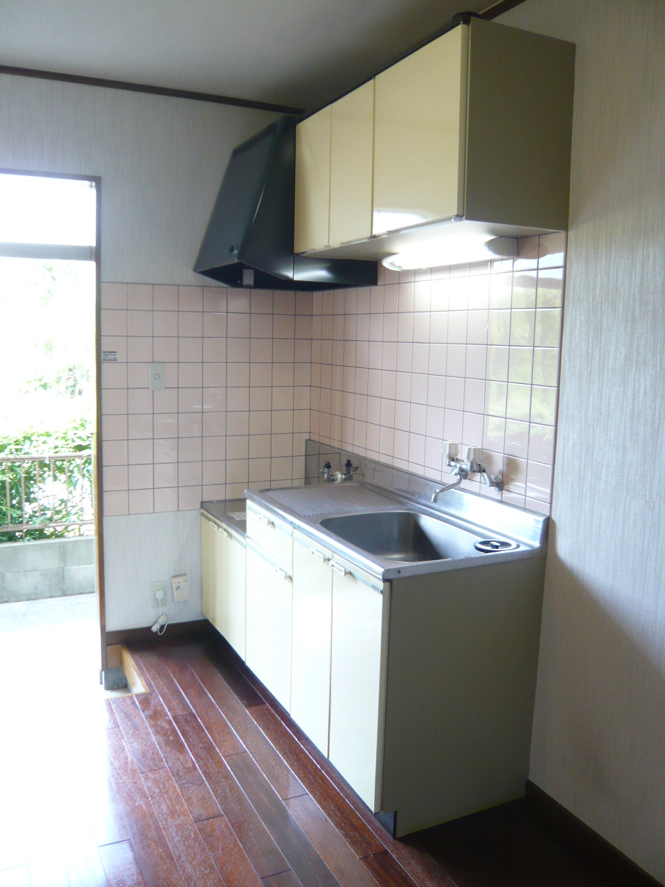Kitchen. The left is the entrance.