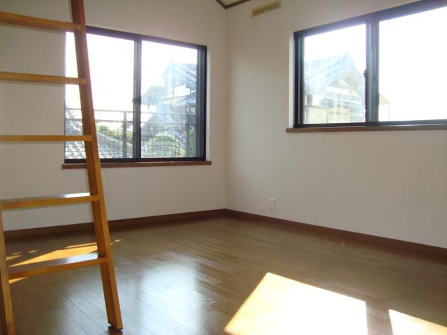 Non-living room. The second floor is the southwest side of Western-style (with loft). Loft is a difficult to place to sleep, It is just nice to storeroom location