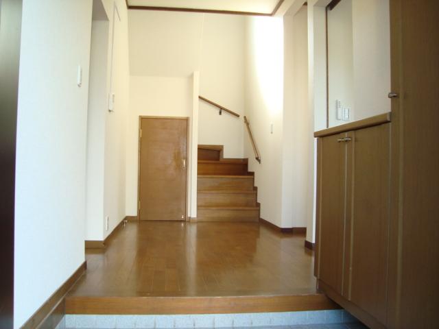 Entrance. There is a large shoe box is also spacious hall, It is also safe large family