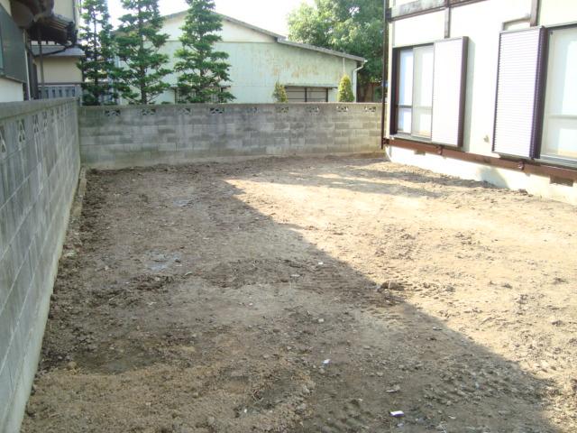 Garden. There is also a garden on the south side. In the past, it had been overgrown trees, Ground leveling and, Home garden is also available