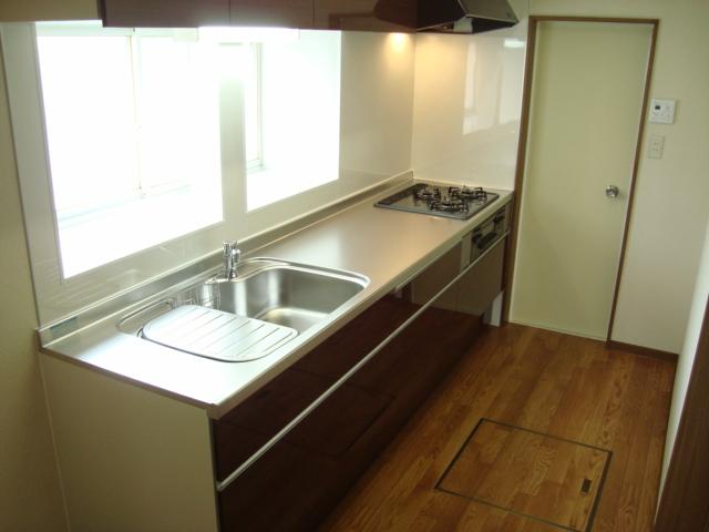 Kitchen. The kitchen is to change to wide type than usual, Now spacious cooking space so that you can concentrate on cooking