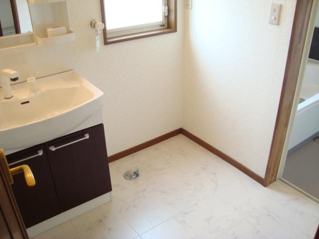 Wash basin, toilet. Select faucet, Vanity is already replaced with new. Wash basin can also morning Shan because the shower