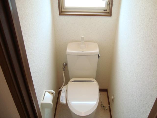Toilet. Keep warm ・ Toilet with a wash, It has been replaced with a new one. You can also ventilation there is also a window