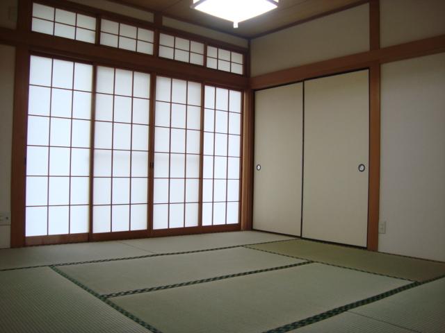 Non-living room. Is Tsuzukiai of Japanese-style room of the first floor living room. This Tsuzukiai is very useful when there is a visitor