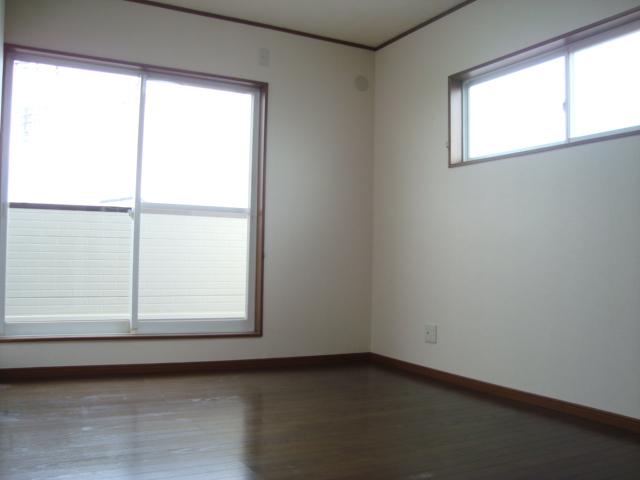 Non-living room. The second floor is the southwest side of Western-style. Because it led to the balcony there is a feeling of freedom