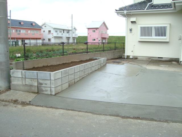 Garden. Pre-construction so that it can be a little flower beds. In front of the entrance was originally there is a fence
