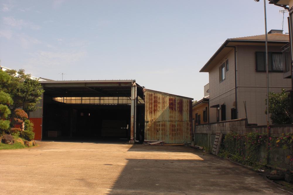 Local appearance photo. It comes with a great big factory. Total floor area is 500 square meters of factory.