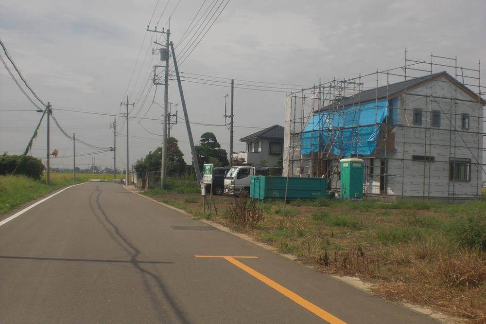 Local photos, including front road. Site of 90 square meters to 6m road