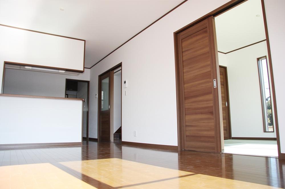 Same specifications photos (living). 016 buildings