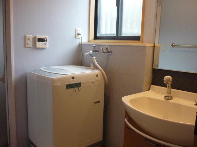 Wash basin, toilet. Washing machine storage also has spacious comfortable. 