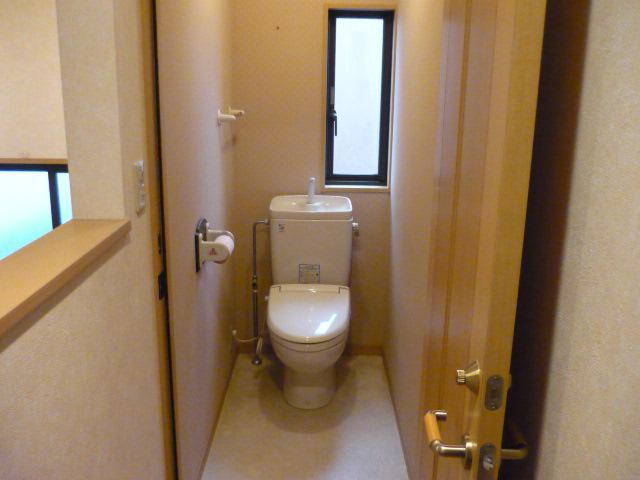 Toilet. The second floor of the toilet is also large. 