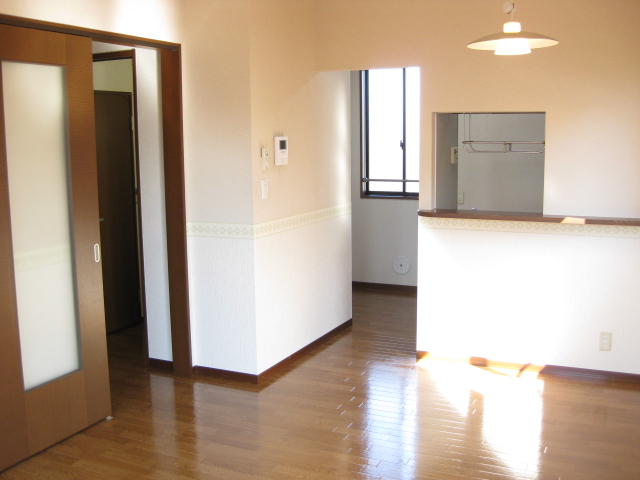 Living and room. Counter kitchen living room overlooking! 