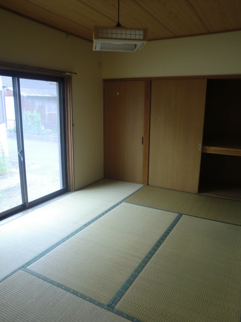 Other room space. It is a new tatami. 
