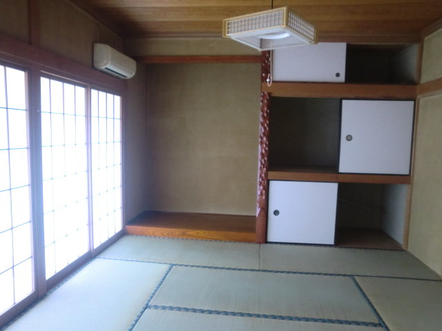 Other room space. There alcove