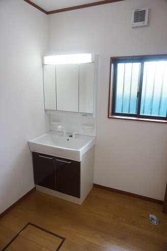 Washroom. With window dressing room! Also equipped with shampoo dresser! 