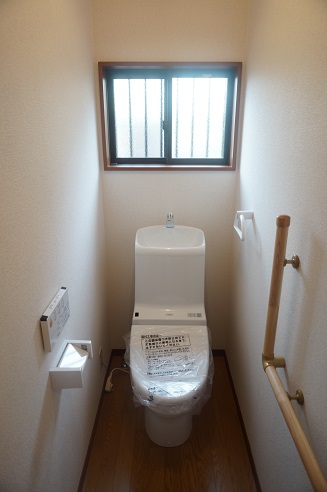 Toilet. With warm water washing heating toilet seat! handrail ・ With window