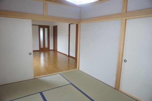 Other room space. Japanese-style room another angle! There is also a closet storage! 