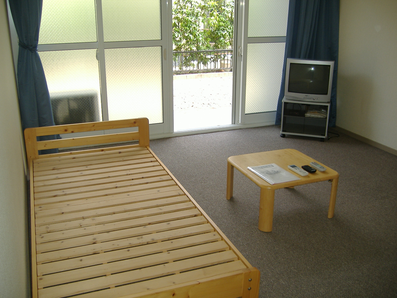 Living and room. Bed ・ It attaches also table !!