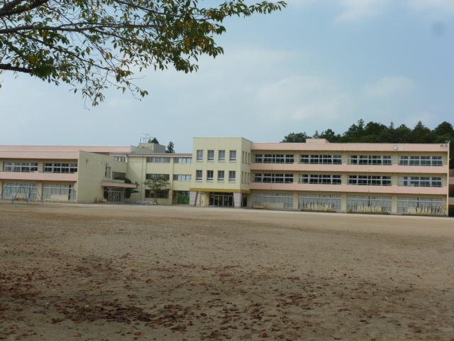 Primary school. Kasama Municipal Tomobe to elementary school 579m