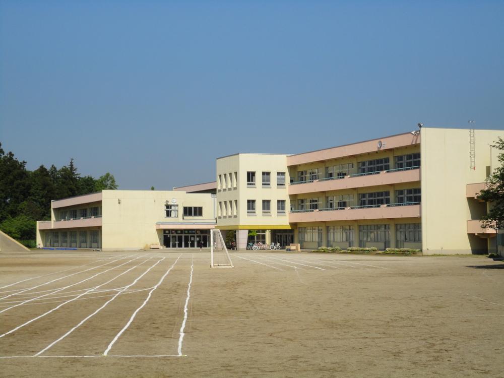 Primary school. Tomobe to elementary school 950m