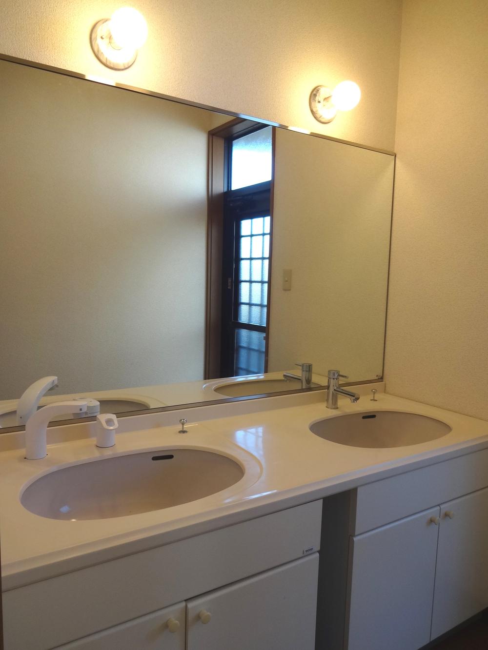 Wash basin, toilet. First floor lavatory (December 2013) Shooting