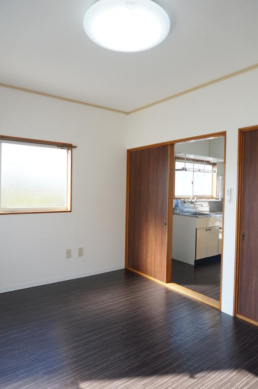 Living and room. Western-style another angle! Bright is a ventilation also good!