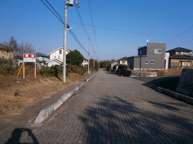 Local photos, including front road. Before the three compartments of the sale is, This interlock paving of upscale massive cobblestone! (Of which is a picture left hand)