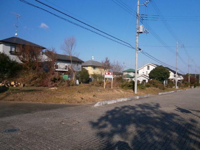 Local land photo. A pane orderly estates clean housing lined!