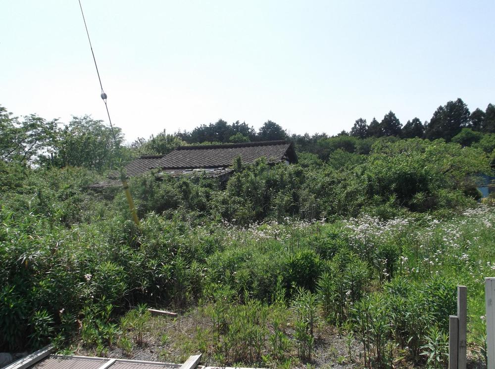 Local land photo. Site is a spacious 158 square meters.